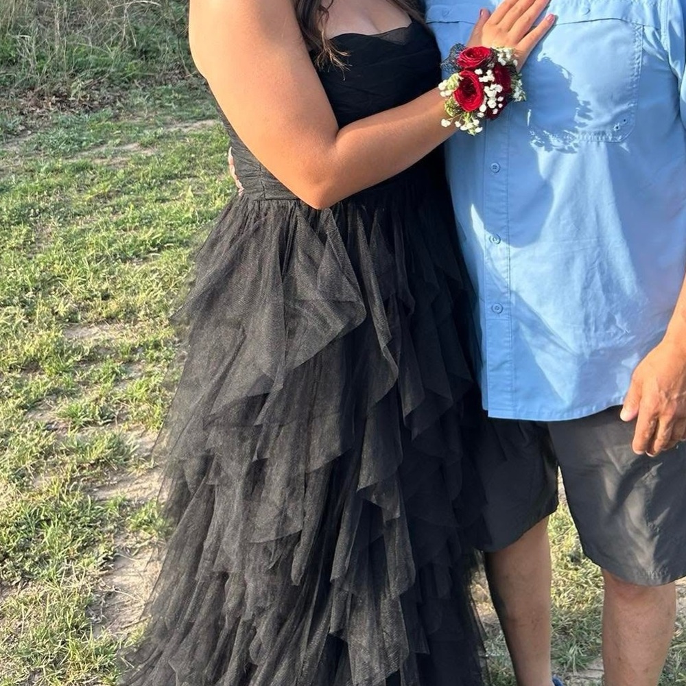 Elegant Black Strapless Evening Gown - Picture 3 of 4